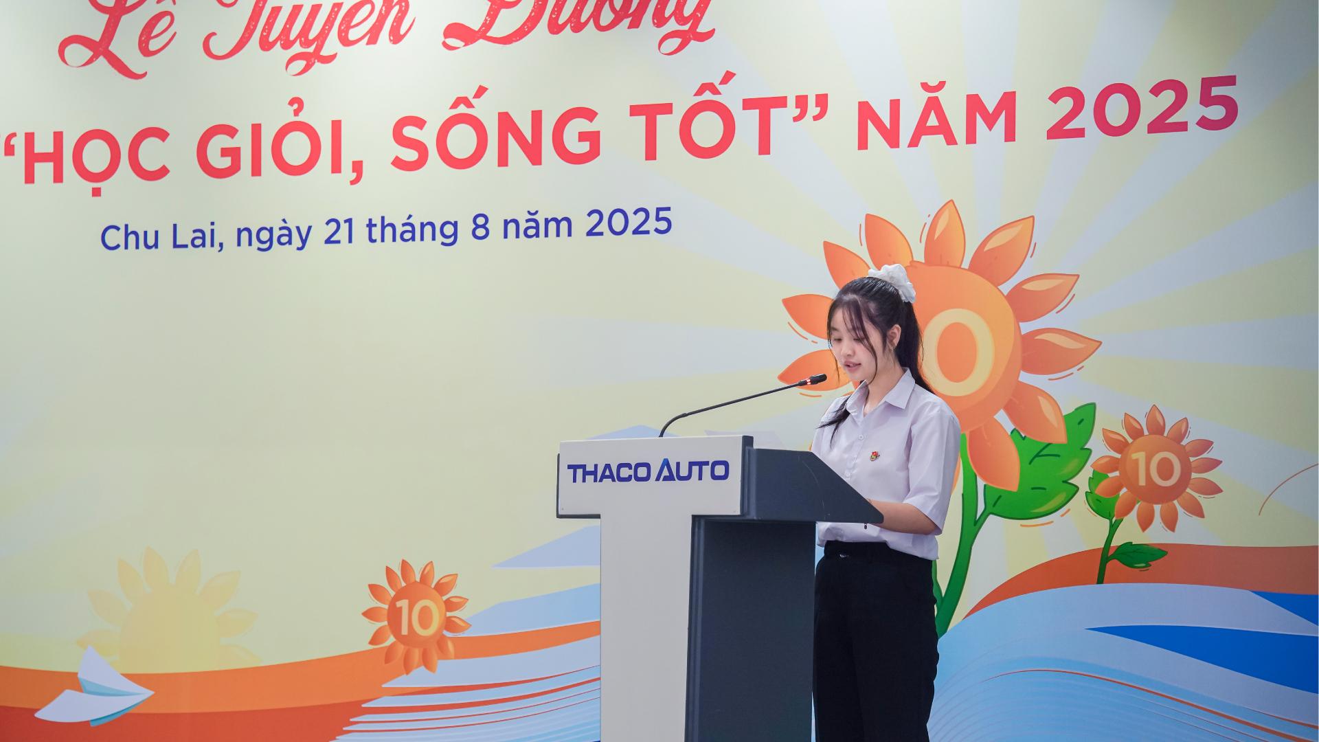 7.-Em-Đinh-Vũ-Bảo-Ngân,-con-anh-Đinh-Công-Tùng---Tổ-trưởng-Xưởng-Sơn-tại-nhà-máy-THACO-Bus-phát-biểu-cảm-nghĩ