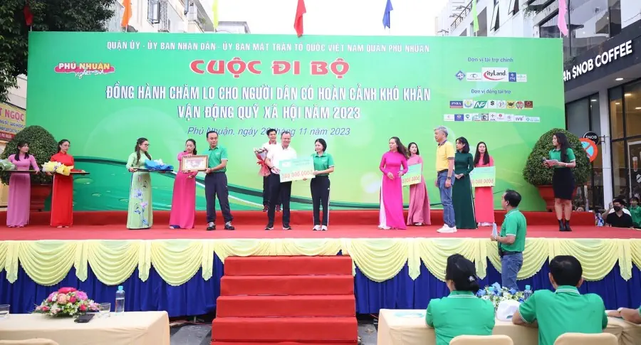 THACO AUTO donates to Phu Nhuan District Social Fund