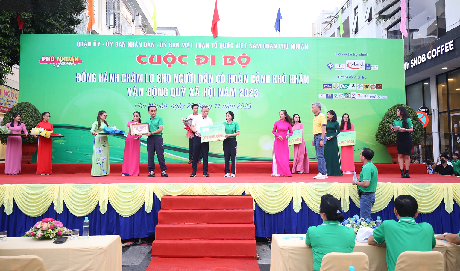 THACO AUTO donates to Phu Nhuan District Social Fund
