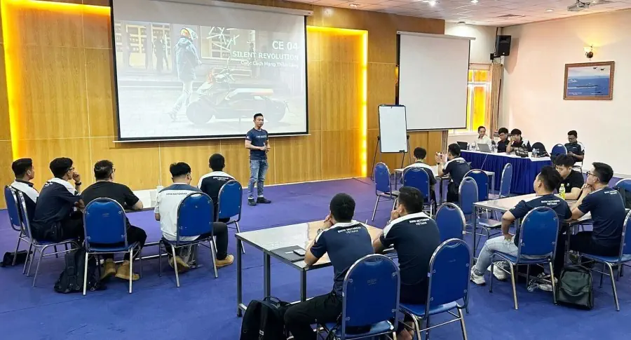 THACO AUTO gives training on BMW Motorrad CE 04 all-electric scooters