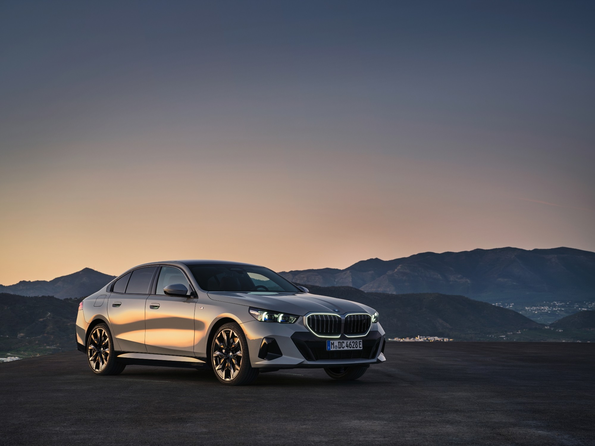 P90505107_lowRes_the-new-bmw-i5-edriv