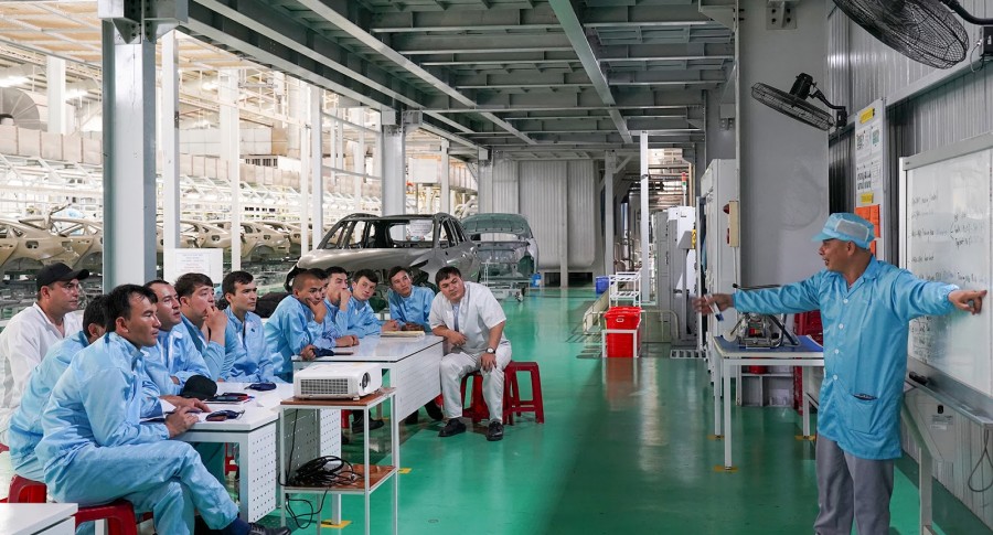 THACO Kia trains vehicle manufacturing technologies for CKD assembler