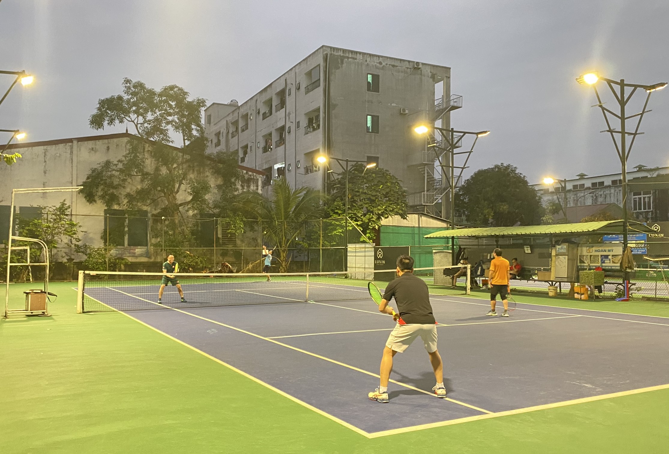 2. Tinh thần thi đấu quần vợt hăng say tại THACO AUTO Nghệ An