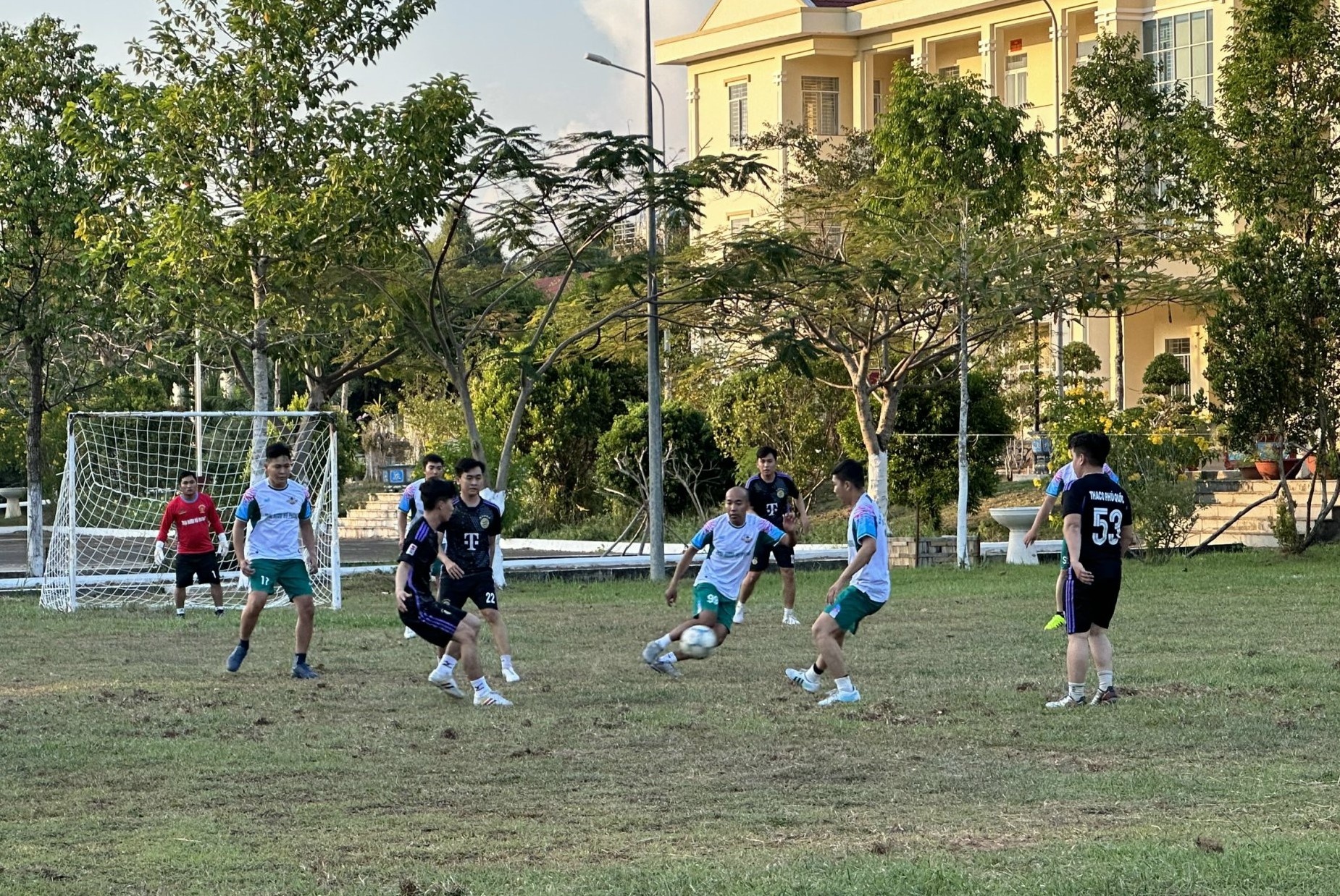 3. Không khí sôi nổi các trận thi đấu bóng đá tại THACO AUTO Kiên Giang