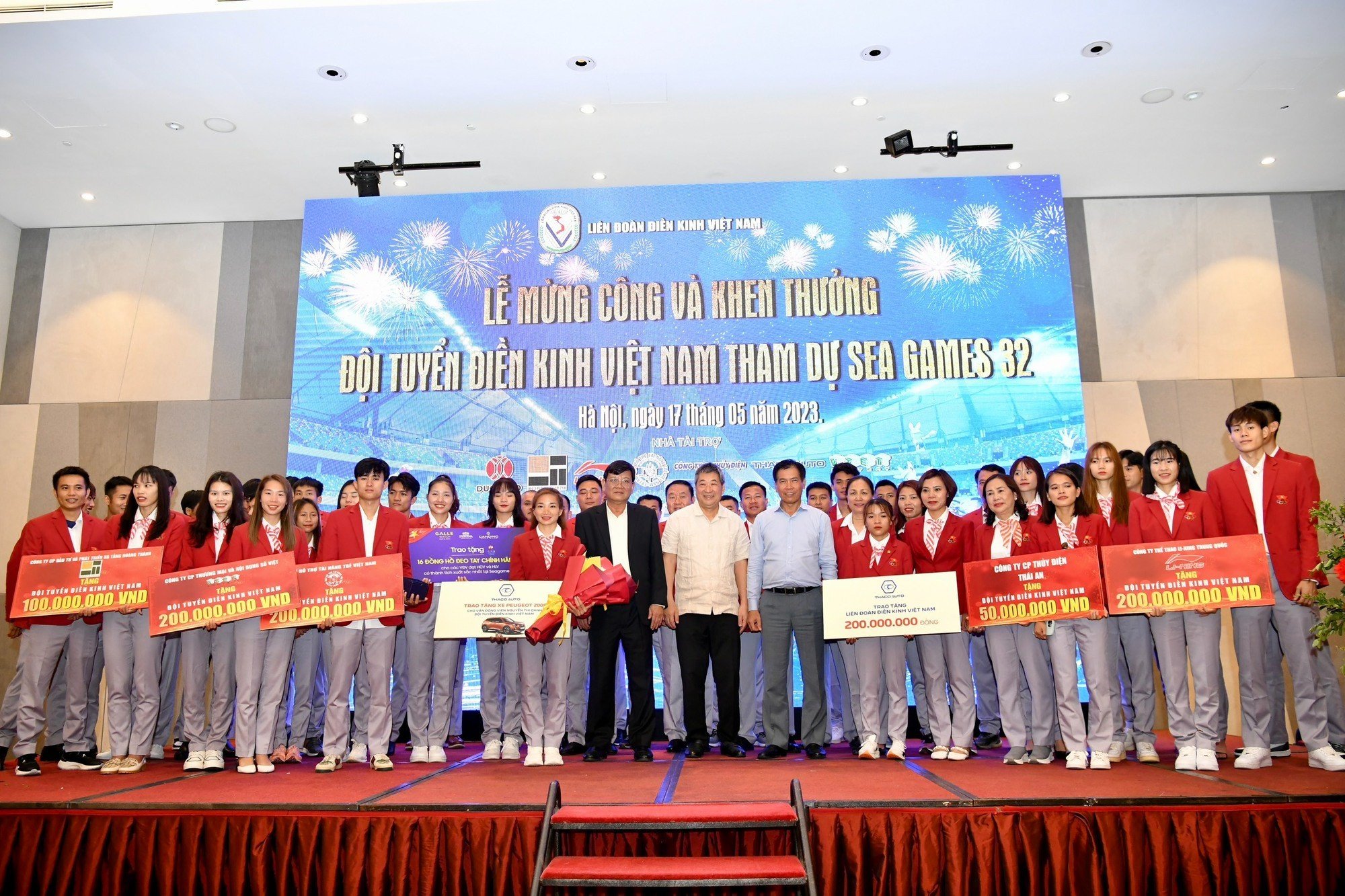 THACO AUTO trao tặng 200 triệu đồng cho Liên đoàn Điền kinh Việt Nam và chìa khóa xe tượng trưng cho VĐV Nguyễn Thị Oanh