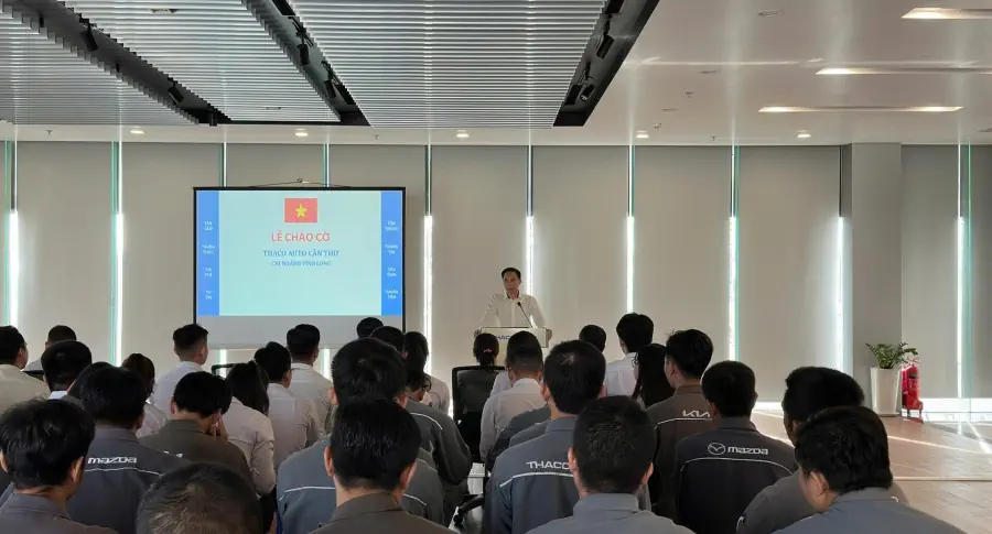 Lễ chào cờ tháng 9: THACO AUTO Vĩnh Long đẩy mạnh phục vụ khách hàng sau nghị định giảm 50% lệ phí trước bạ