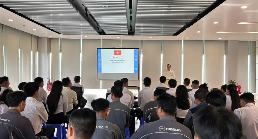 THACO AUTO Vĩnh Long tổ chức lễ chào cờ đầu tiên trong năm 2025
