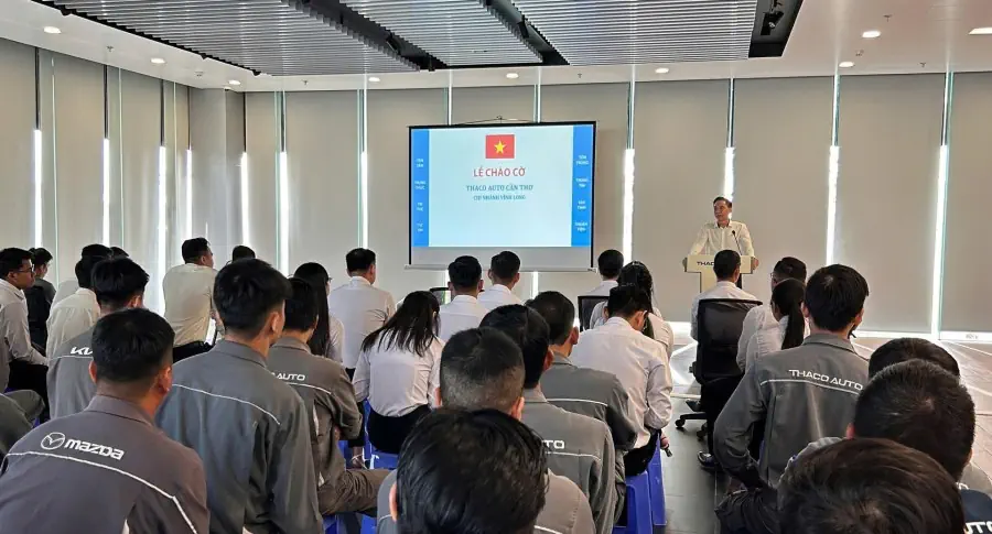 THACO AUTO Vĩnh Long tổ chức lễ chào cờ cuối cùng của năm 2024 - Triển khai công tác chăm sóc khách hàng mùa lễ hội