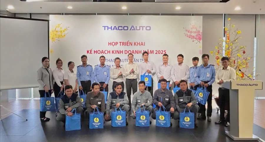 THACO AUTO Vĩnh Long “trao yêu thương” đến CBNV nhân dịp Xuân Ất Tỵ 2025