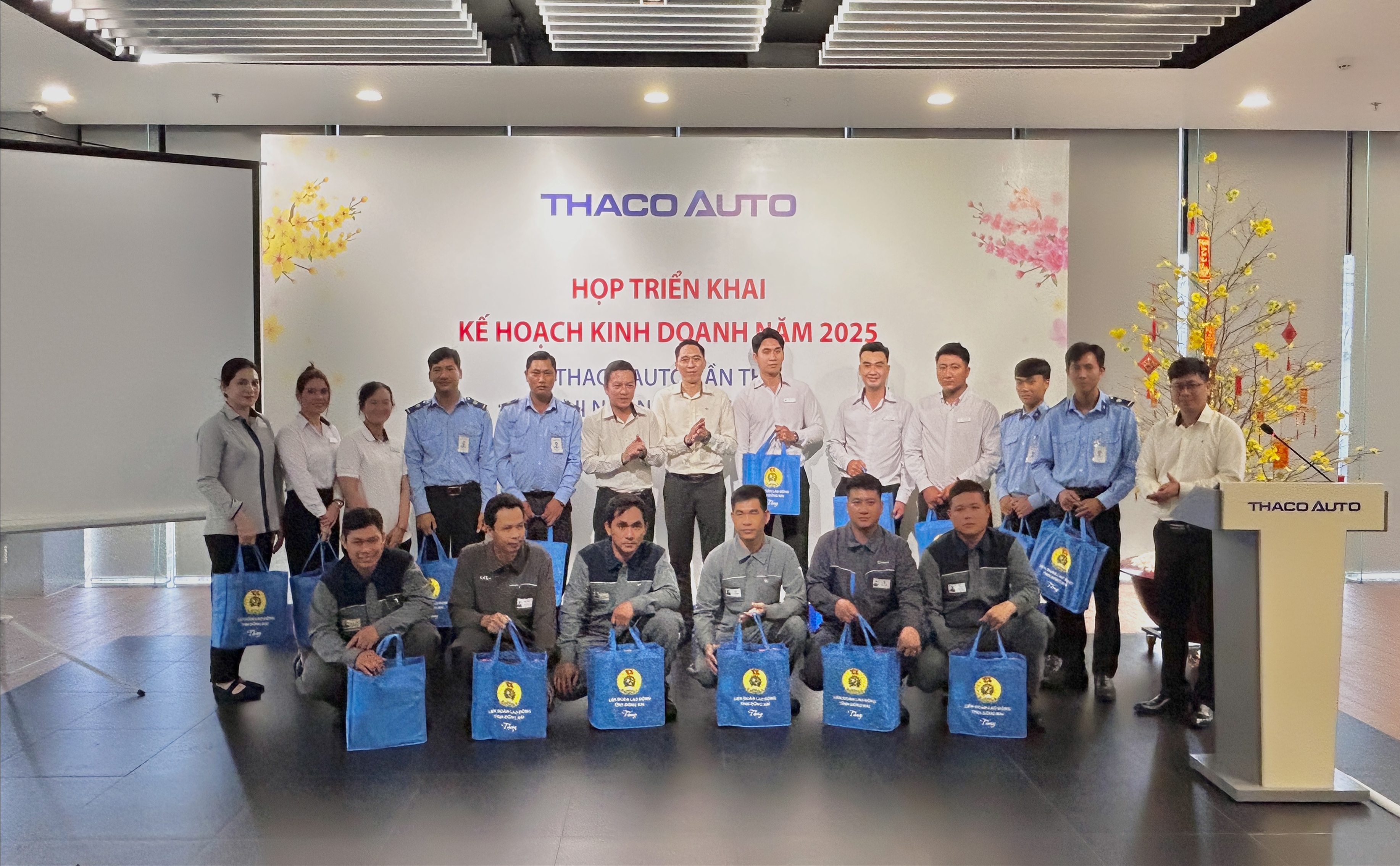 THACO AUTO Vĩnh Long “trao yêu thương” đến CBNV nhân dịp Xuân Ất Tỵ 2025