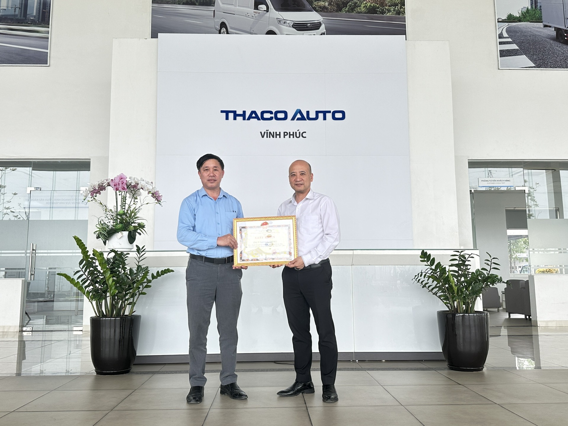 THACO AUTO VĨNH PHÚC NHẬN BẰNG KHEN TRONG PHONG TRÀO ỦNG HỘ XÂY DỰNG QUỸ “VÌ NGƯỜI NGHÈO” TẠI XÃ ĐỒNG CƯƠNG