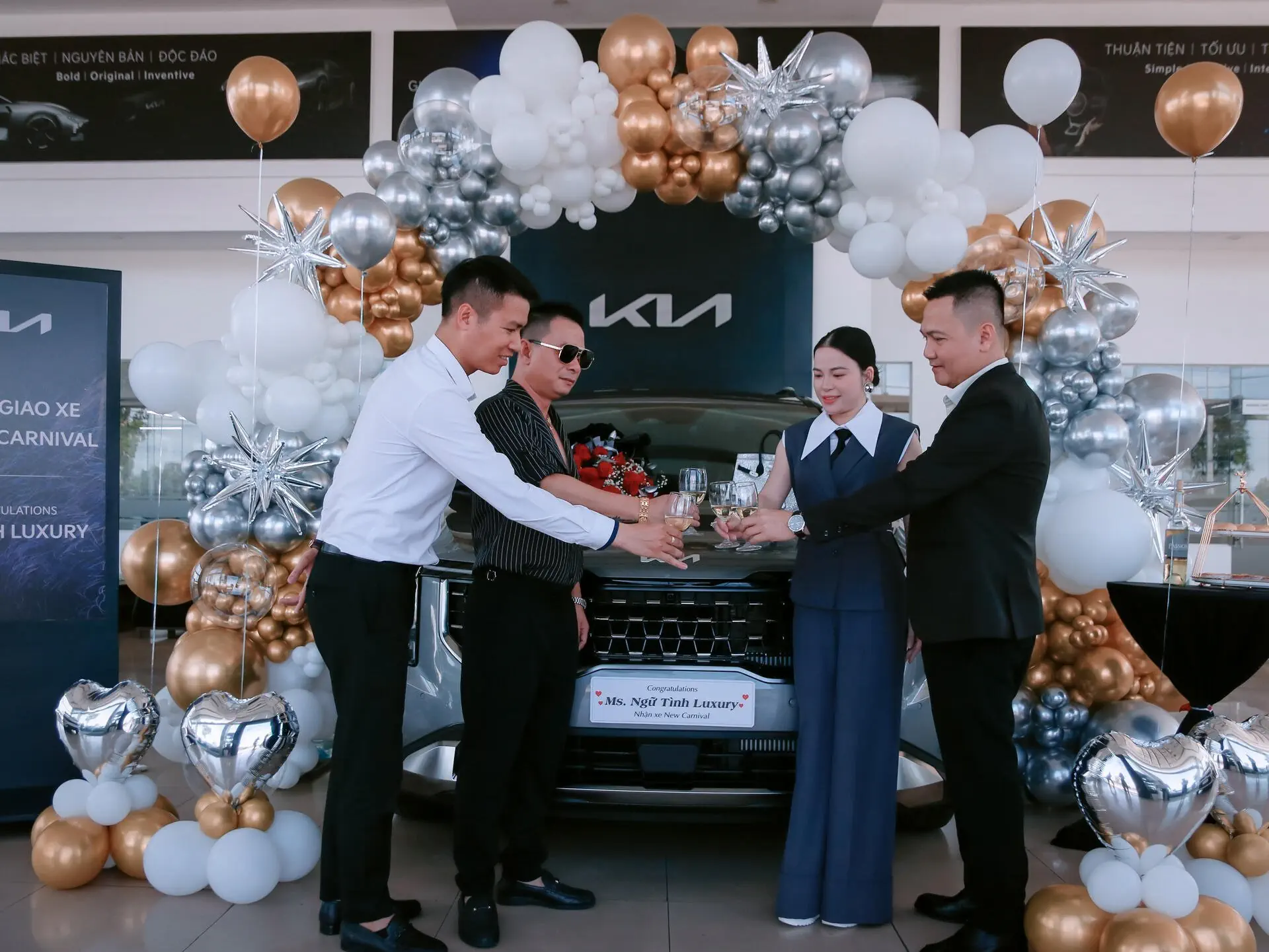 Á Hậu 1 Hoa Hậu Doanh nhân biển 2023 Dương Ngữ Tình nhận Bàn Giao xe Kia New Carnival tại showroom KIA Đông Hà