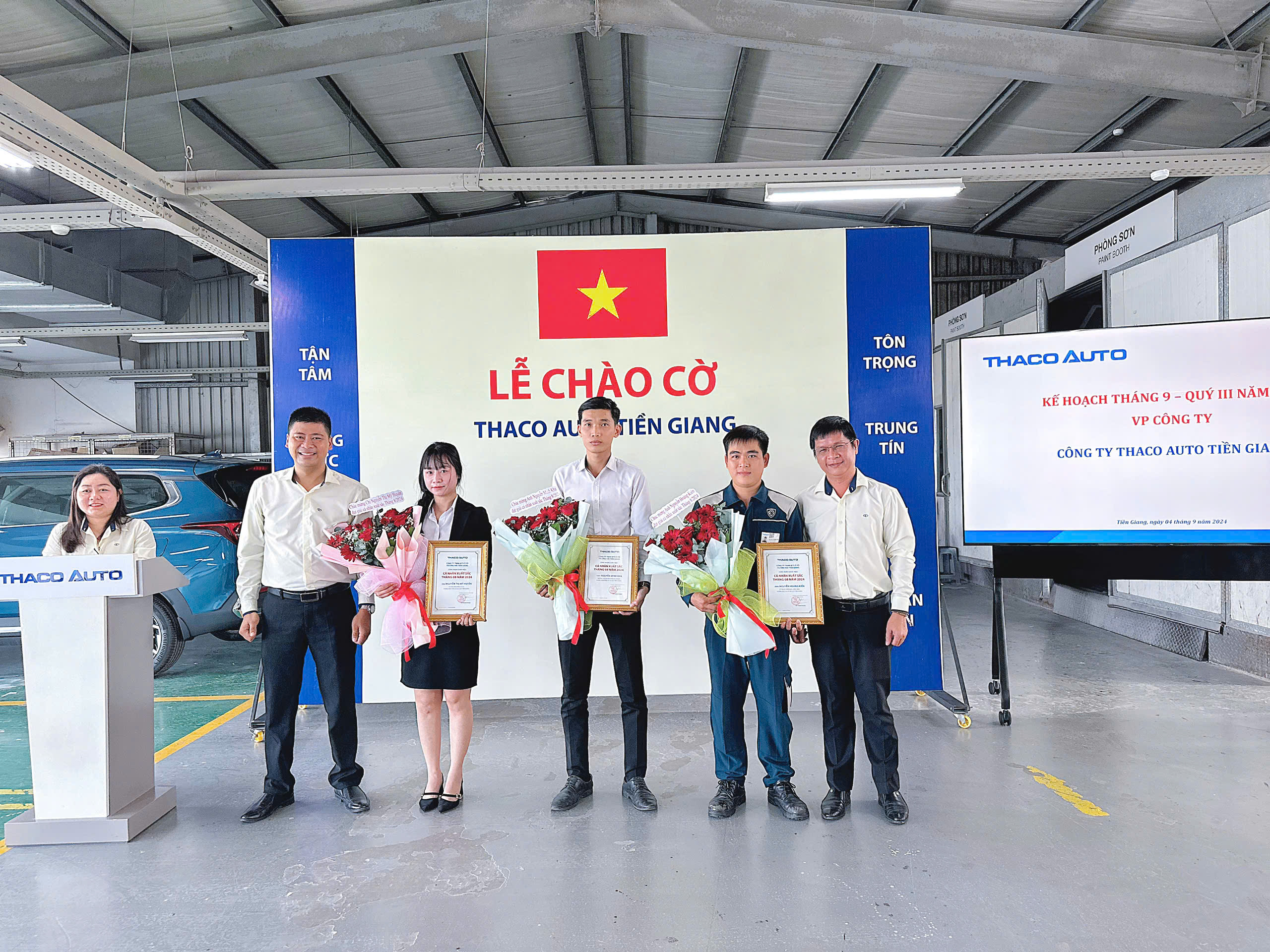 Lễ chào cờ tháng 9: THACO AUTO Tiền Giang vinh danh cá nhân có thành tích xuất sắc