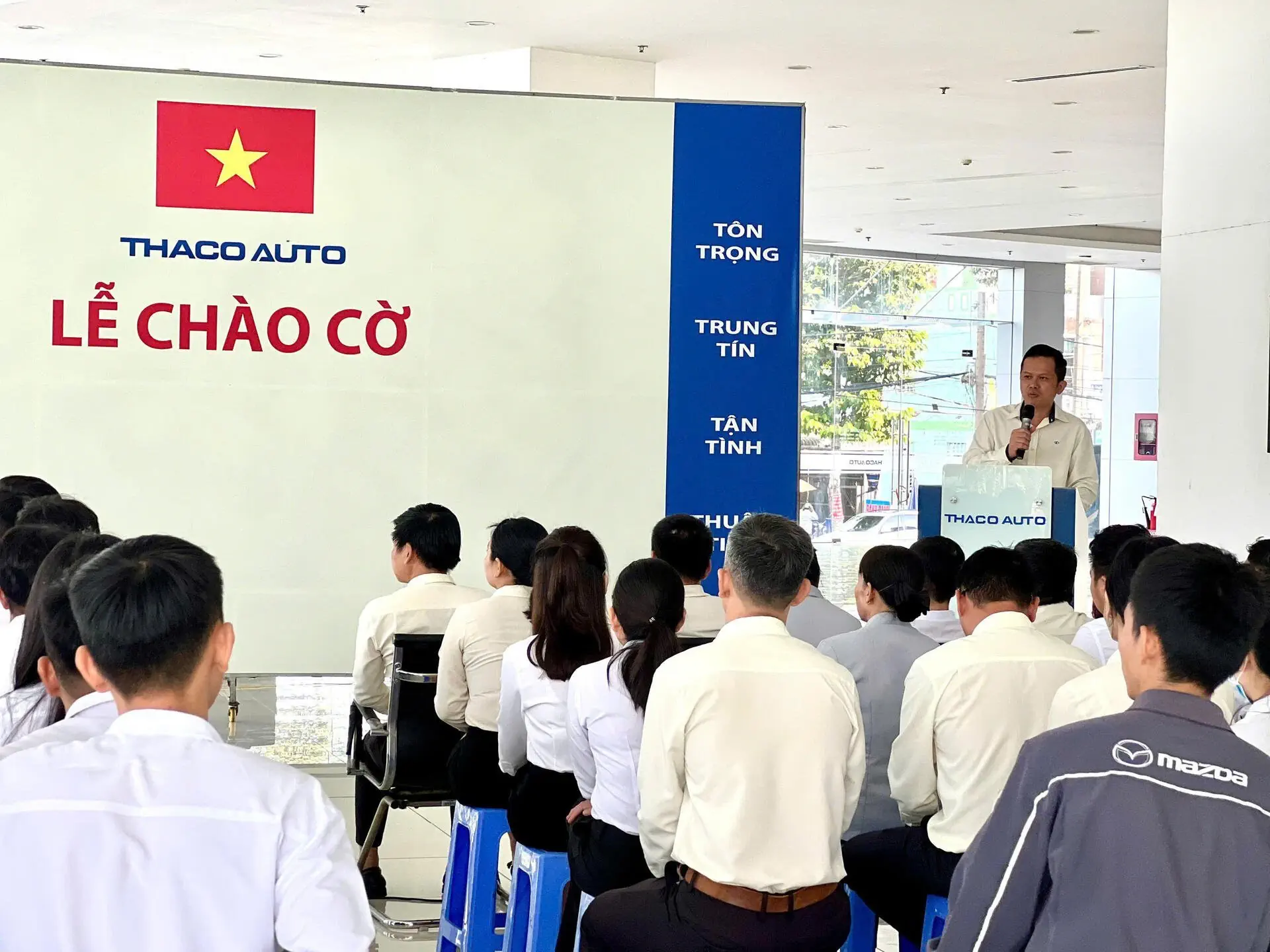 THACO AUTO Tây Ninh tổ chức lễ chào cờ cuối cùng của năm 2024 - Triển khai công tác chăm sóc khách hàng mùa lễ hội